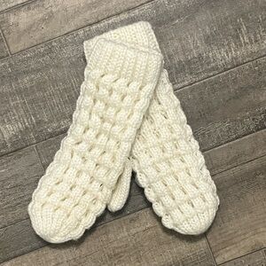 Cozy Knit Cream Mittens